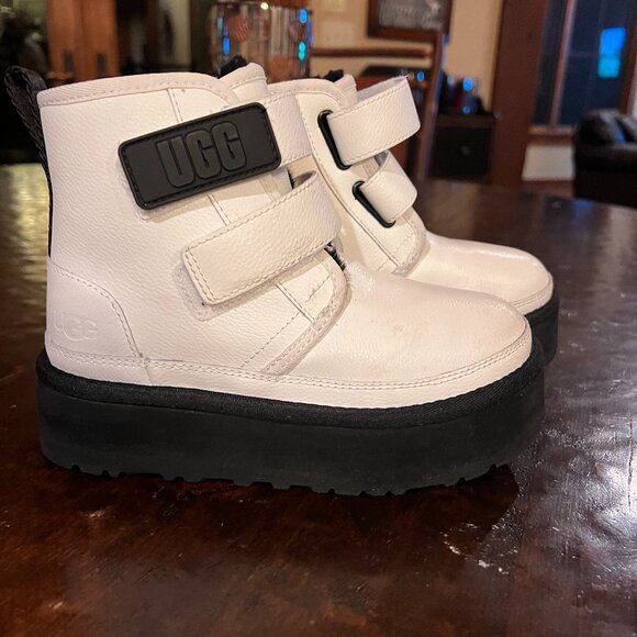Girls UGG Boots Size 1 - White, Very Good Condition - Picture 1 of 8